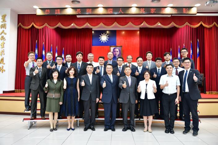 徐國勇部長下午出席108年內政部模範公務人員表揚典禮，恭賀獲獎的22名模範公務人員.jpg