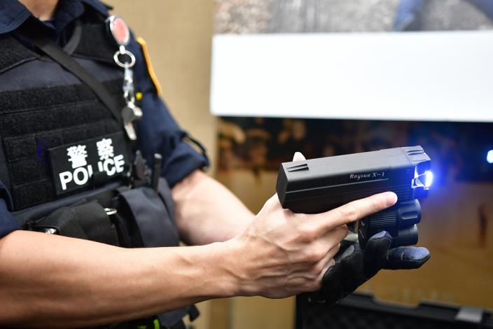 愛爾麗醫療集團捐贈250支最新型的拋射式電擊器，提高員警中執行勤務的安全性.jpg