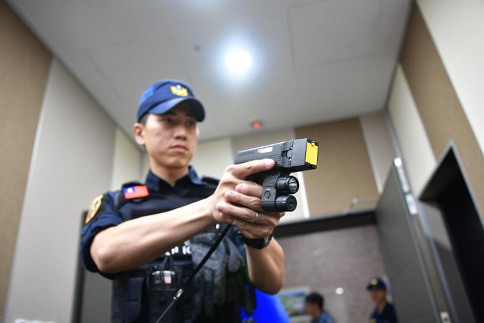 愛爾麗醫療集團捐贈250支最新型的拋射式電擊器，提高員警中執行勤務的安全性.jpg