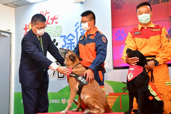 通過MRT認證 徐國勇部長為6隻搜救犬授階 最高2線1.jpg