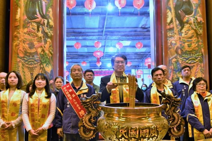 林右昌部長到深丘福德宮參香祈福 並致贈匾額-3，共7張.jpg