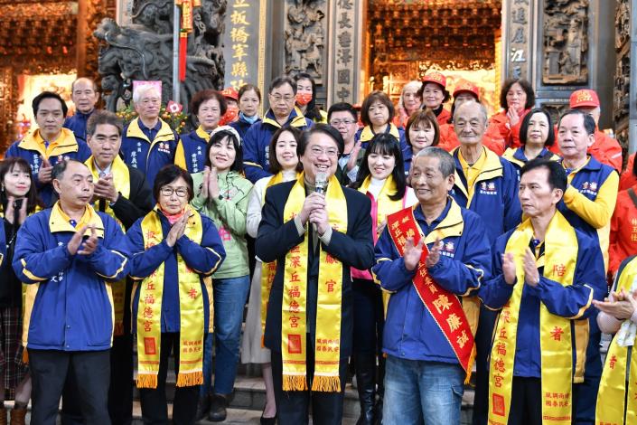 林右昌部長到深丘福德宮參香祈福 並致贈匾額-6，共7張.jpg