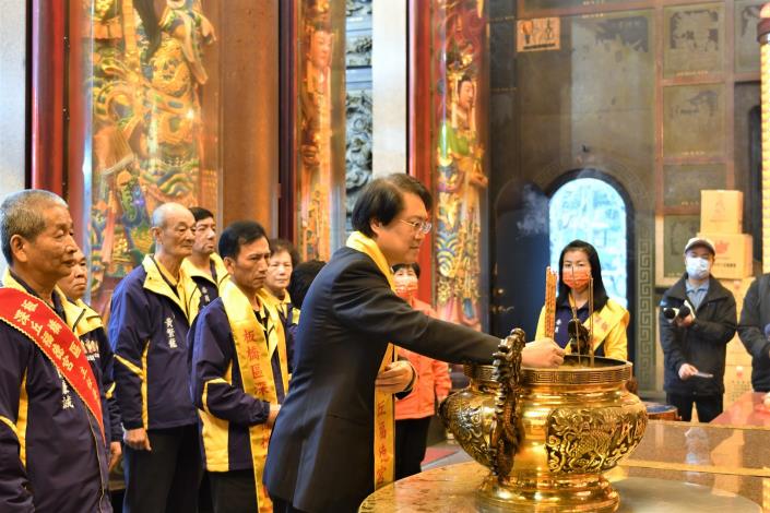 林右昌部長到深丘福德宮參香祈福 並致贈匾額-2，共7張.jpg