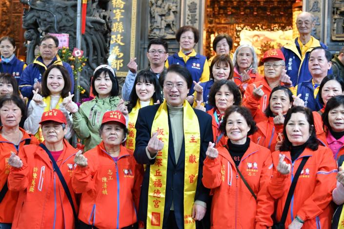 林右昌部長到深丘福德宮參香祈福 並致贈匾額-7，共7張.jpg