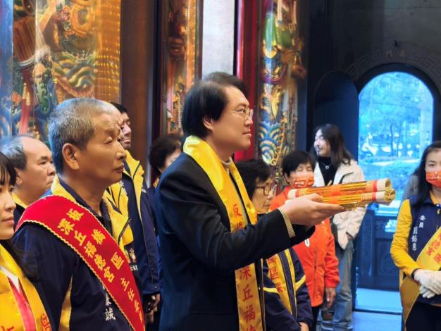 林右昌部長到深丘福德宮參香祈福 並致贈匾額-4，共7張.jpg