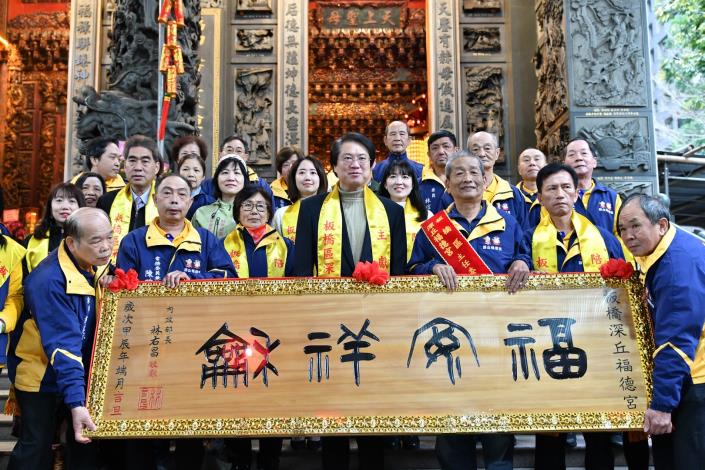林右昌部長到深丘福德宮參香祈福 並致贈匾額-5，共7張.jpg