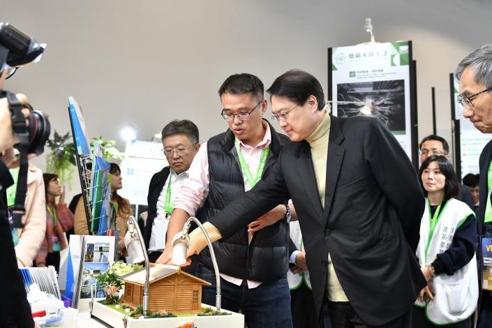 林右昌部長參觀2024智慧城市展暨淨零城市展-3，共6張.jpg