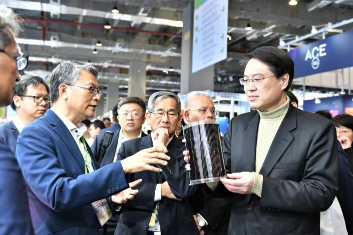 林右昌部長參觀2024智慧城市展暨淨零城市展-2，共6張.jpg