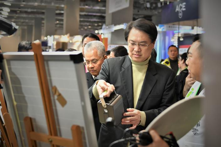 林右昌部長參觀2024智慧城市展暨淨零城市展-4，共6張.jpg