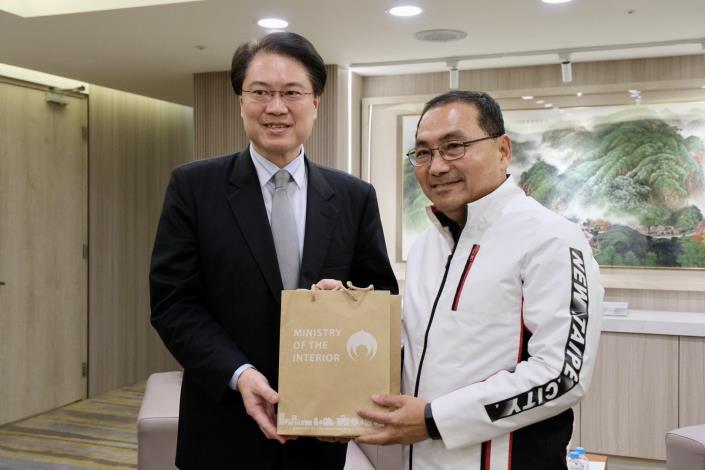 林右昌部長率政務次長花敬群 國土管理署長吳欣修與地政司長王成機拜會新北市長侯友宜-2，共4張.jpg