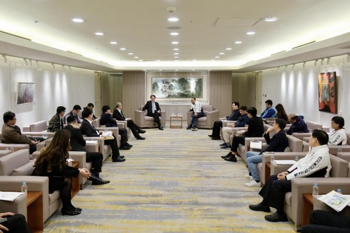 林右昌部長率政務次長花敬群 國土管理署長吳欣修與地政司長王成機拜會新北市長侯友宜-3，共4張.jpg