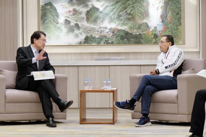 林右昌部長率政務次長花敬群 國土管理署長吳欣修與地政司長王成機拜會新北市長侯友宜-4，共4張.jpg