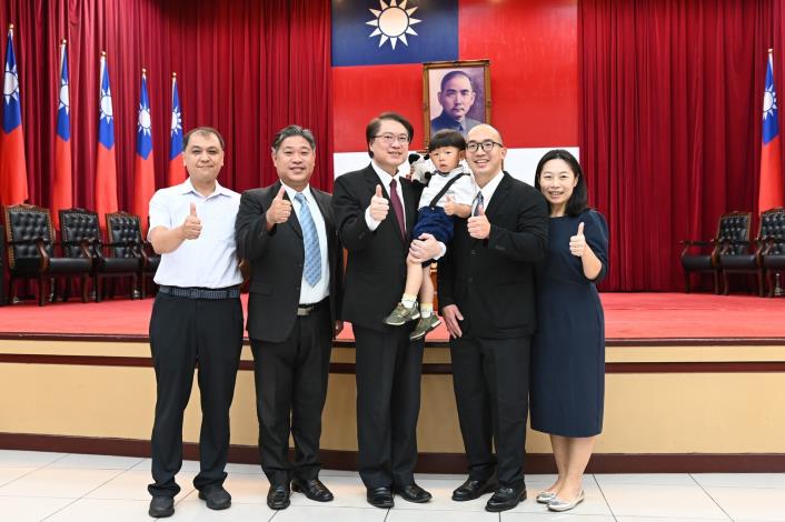 林右昌部長表揚23名模範公務人員-6，共10張.jpg