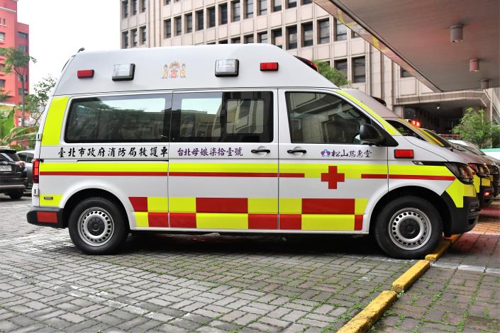 民間捐贈醒目巴騰堡格紋救護車 徐國勇：助提升救護執勤安全