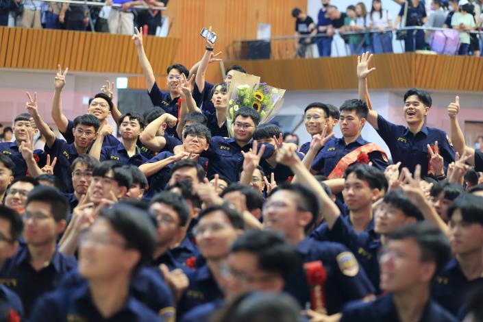 林右昌部長出席警察專科學校畢業典禮 致詞勉勵畢業生 並祝福鵬程萬里