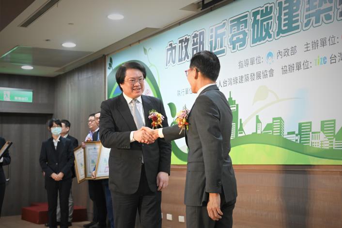林右昌部長授證表揚10件取得最高等級的近零碳建築等機關團體