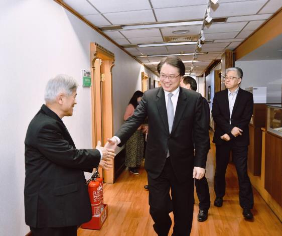 林右昌部長偕同次長及主任秘書走訪各局處室單位拜年
