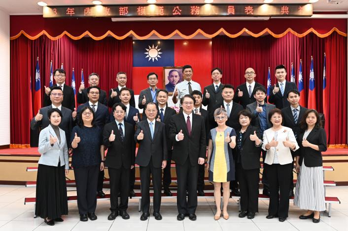 林右昌部長表揚23名模範公務人員