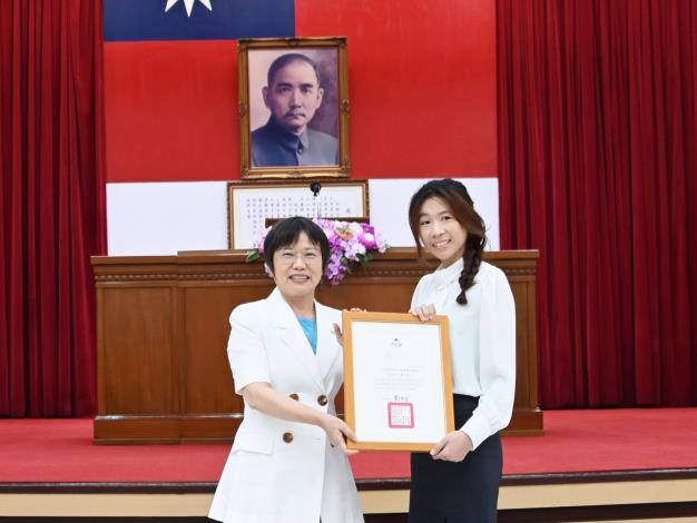 劉世芳部長頒獎表揚 內政部及所屬機關22位優秀同仁