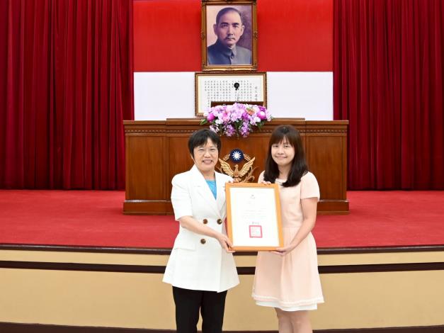 劉世芳部長頒獎表揚 內政部及所屬機關22位優秀同仁