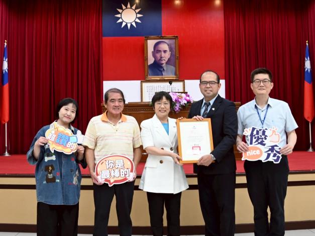 劉世芳部長頒獎表揚 內政部及所屬機關22位優秀同仁