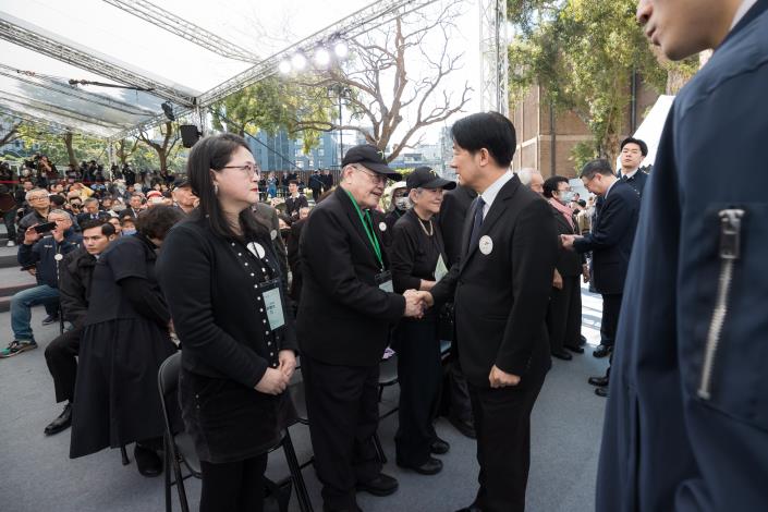 總統向二二八受難者家屬致意