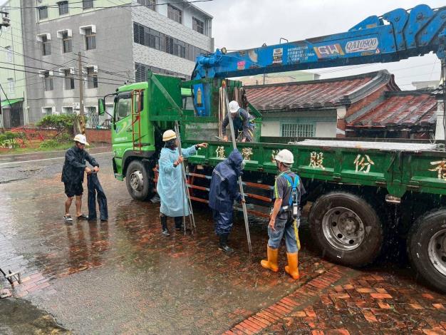 本部協助修繕戶進行家園復原工作