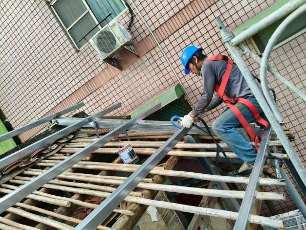 本部媒合協力廠商持續進行災區民宅修繕工程