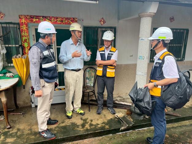本部同仁偕同施工廠商進行民宅勘查