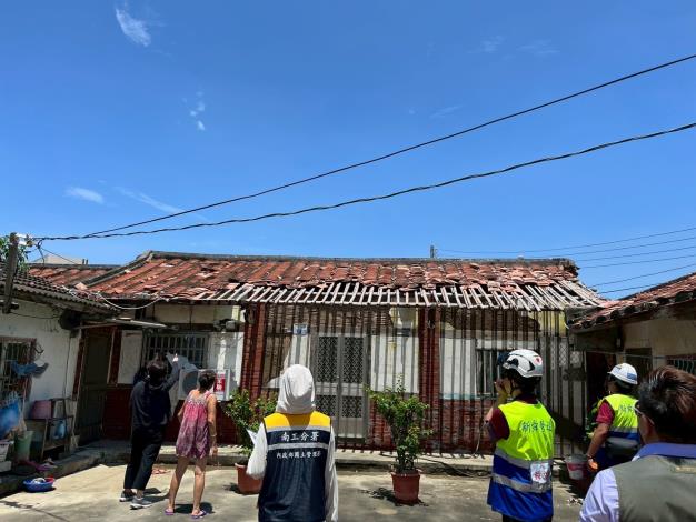 本部國土署及協力營造廠商進行災屋勘查