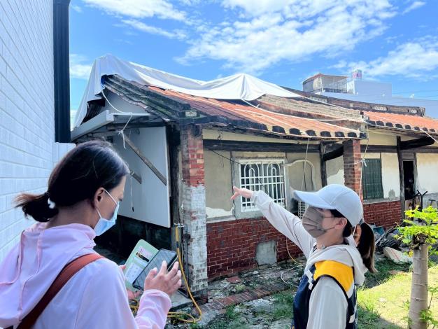 本部國土署在臺南市佳里區勘查民宅屋頂受損情形