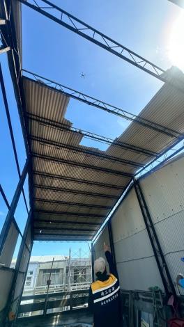 本部國土署在臺南市佳里區勘查建物屋頂受損情形