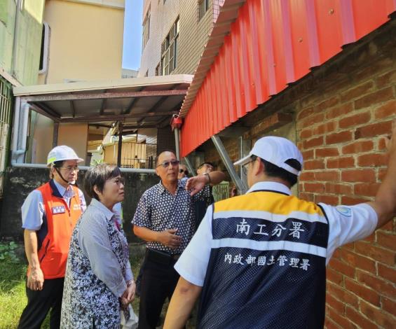 本部部長劉世芳今（22）日前往臺南市佳里區子龍里關心民宅復原及結構強化情形