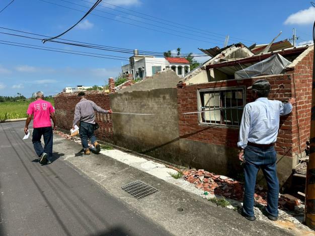 本部國土署同仁率廠商至臺南佳里受災戶屋頂勘查及後續修繕