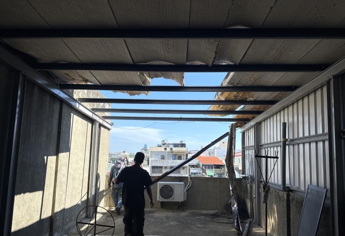 本部國土署同仁率廠商至臺南佳里受災戶屋頂勘查及後續修繕
