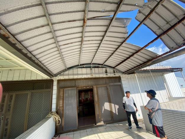 本部國土署同仁率廠商至臺南佳里受災戶屋頂勘查及後續修繕