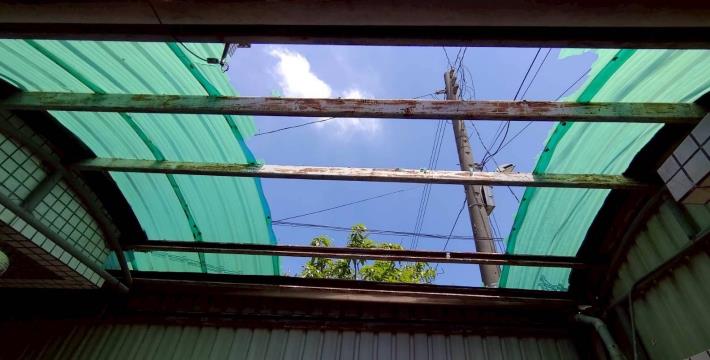 臺南佳里居民屋頂受災情形