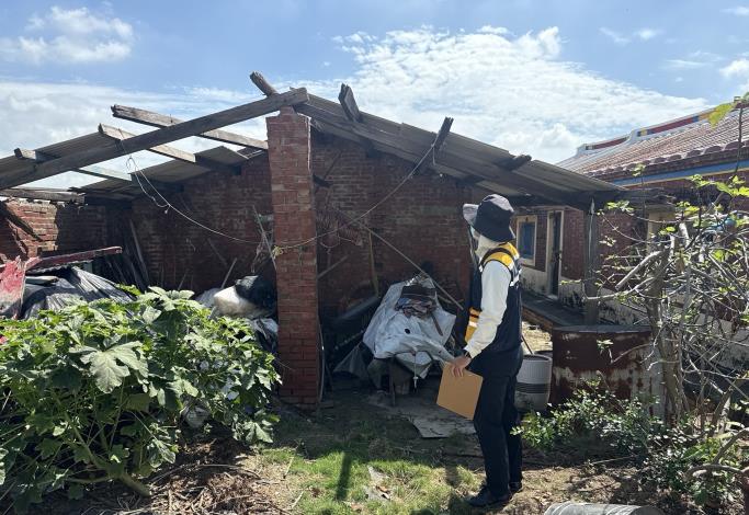 本部國土署同仁率廠商至臺南佳里受災戶勘查及後續修繕