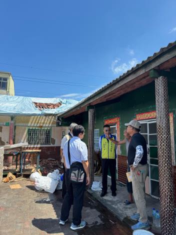 本部國土管理署長與臺南佳里番子寮住戶及區長討論修繕事宜
