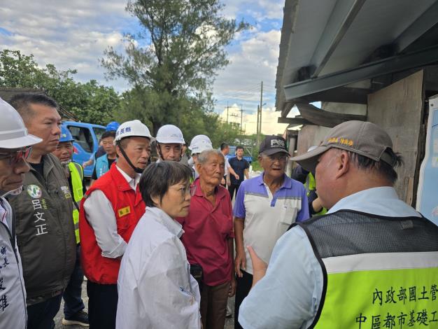 本部部長劉世芳今(19)日前往嘉義東石鄉關心丹娜絲風災之災民家園復原修繕情形