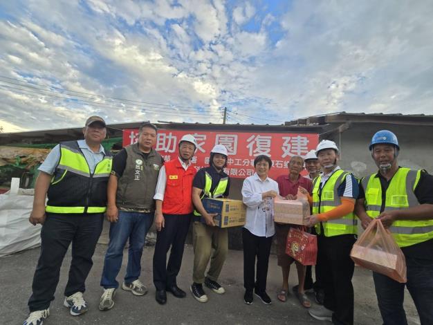 本部部長劉世芳今(19)日前往嘉義東石鄉慰問丹娜絲風災協助家園復原修繕之施工團隊，感謝營造廠商出工又出力