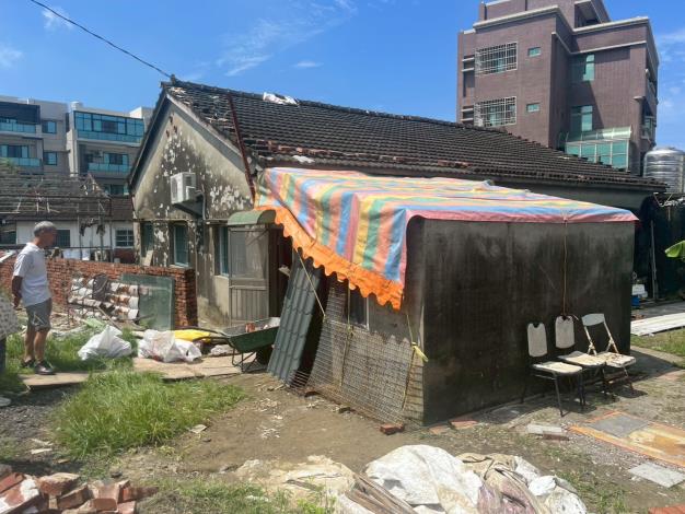 臺南佳里受災民房之屋頂暫時先用帆布覆蓋，後續將進行修繕工程