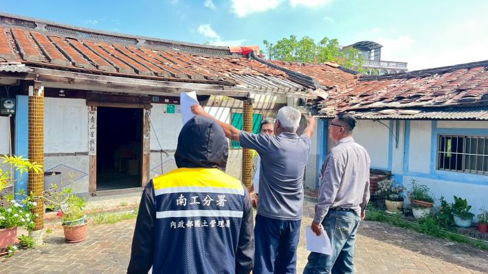 本部國土署同仁率廠商至臺南佳里受災戶勘查及丈量