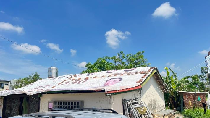 臺南佳里受災民房之屋頂暫時先用帆布覆蓋，後續將進行修繕工程