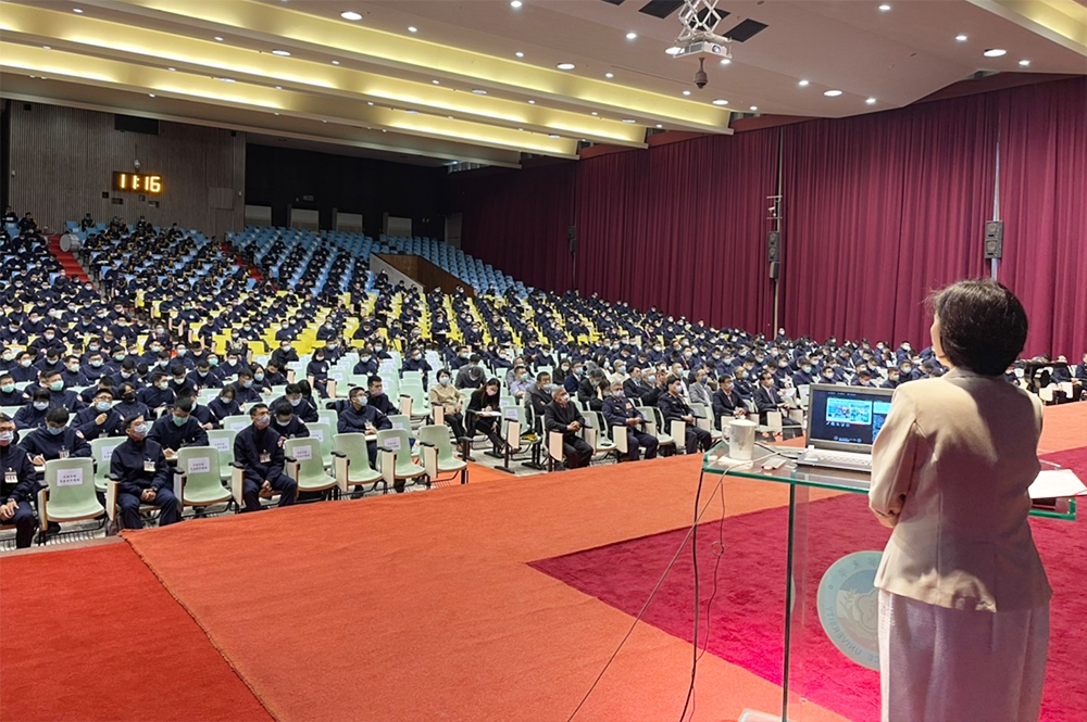 因新型冠狀病毒(COVID-19)疫情,參與師生皆佩戴口罩以梅花座形式入座