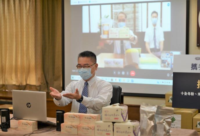 徐國勇感謝慈濟主動捐贈各類防疫物資給政府，協助守護第一線防疫人員。