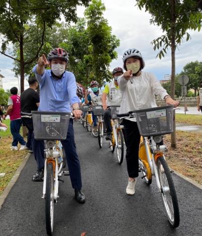內政部陳宗彥次長(左)與嘉義市長黃敏惠(右)單車騎乘體驗環市自行車道