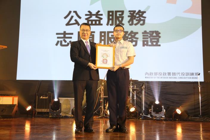 徐國勇部長頒發替代役第226梯次訓練成績優異學員獎狀