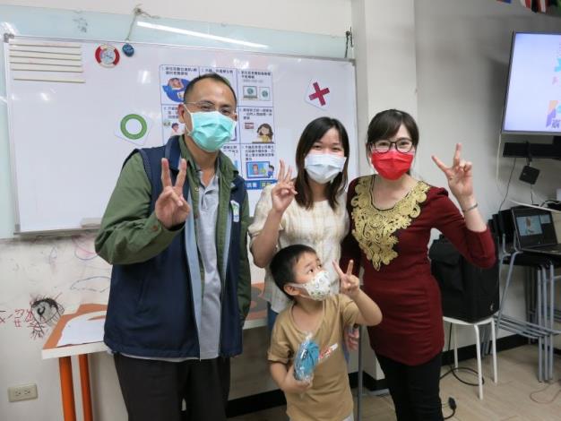 來自越南的黎芸萱(中)帶著5歲兒子開心參加活動。