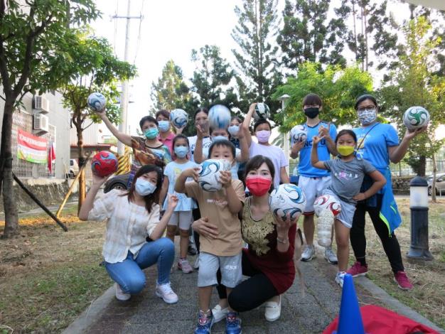 移民署嘉義市服務站邀新住民帶家人到戶外運動，守護全家人健康。